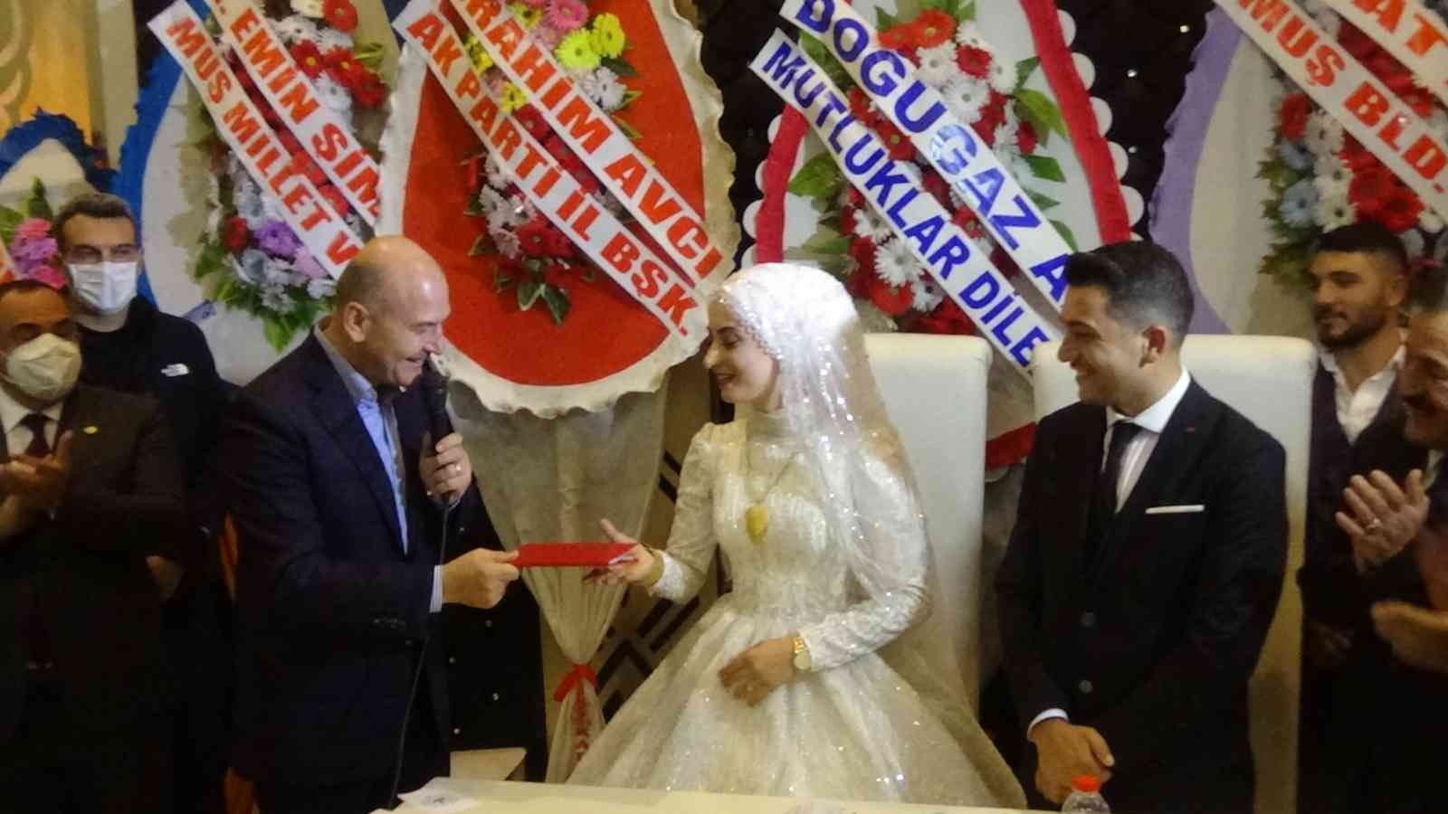 Bakan Soylu, Muş’ta nikah şahitliği yaptı #mus