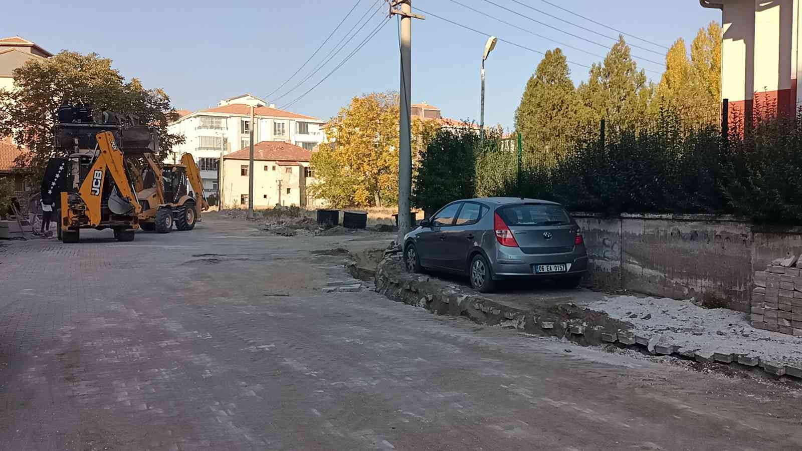 Kırşehir’de sahibine ulaşılamayan otomobil kazı alanının ortasında kaldı #kirsehir