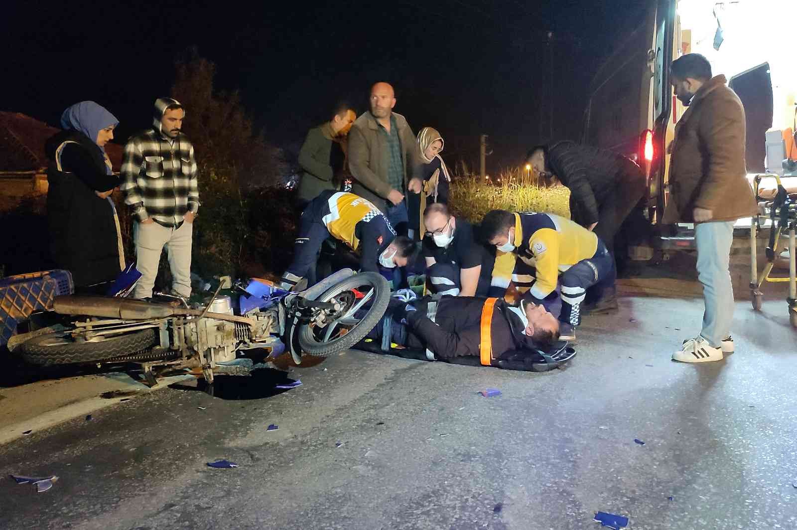 Sakarya’da otomobil ile motosiklet çarpıştı: 2 yaralı #sakarya