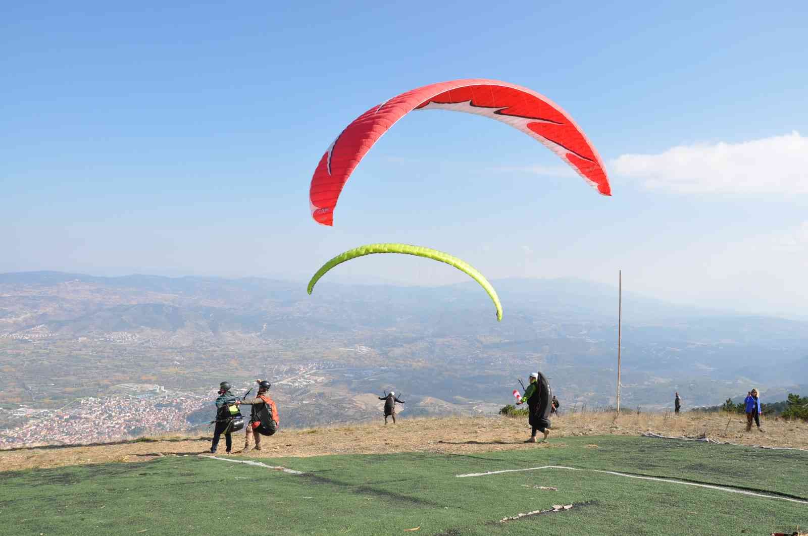 Yamaç paraşütü pilotları Kestane Dağı’nda buluştu #kutahya