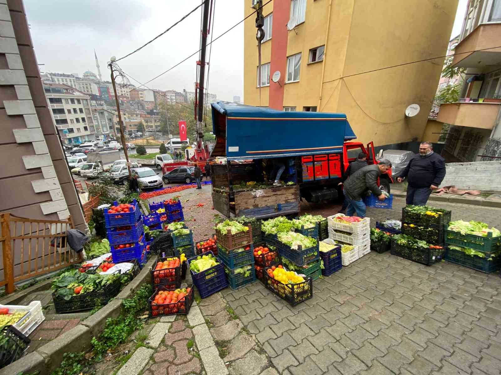 Kağıthane’de kamyonet aracın üzerine devrildi: Sürücü ve arkadaşı domatesleri ayıkladı #istanbul