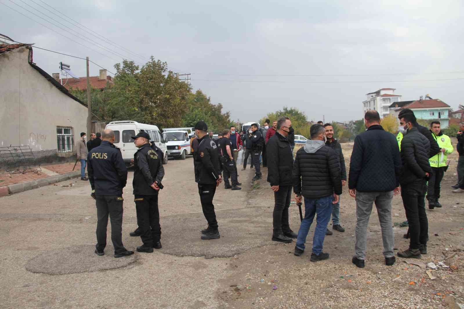 Elazığ’da iki aile arasında silahlı, kılıçlı, bijonlu kavga: 3 yaralı #elazig