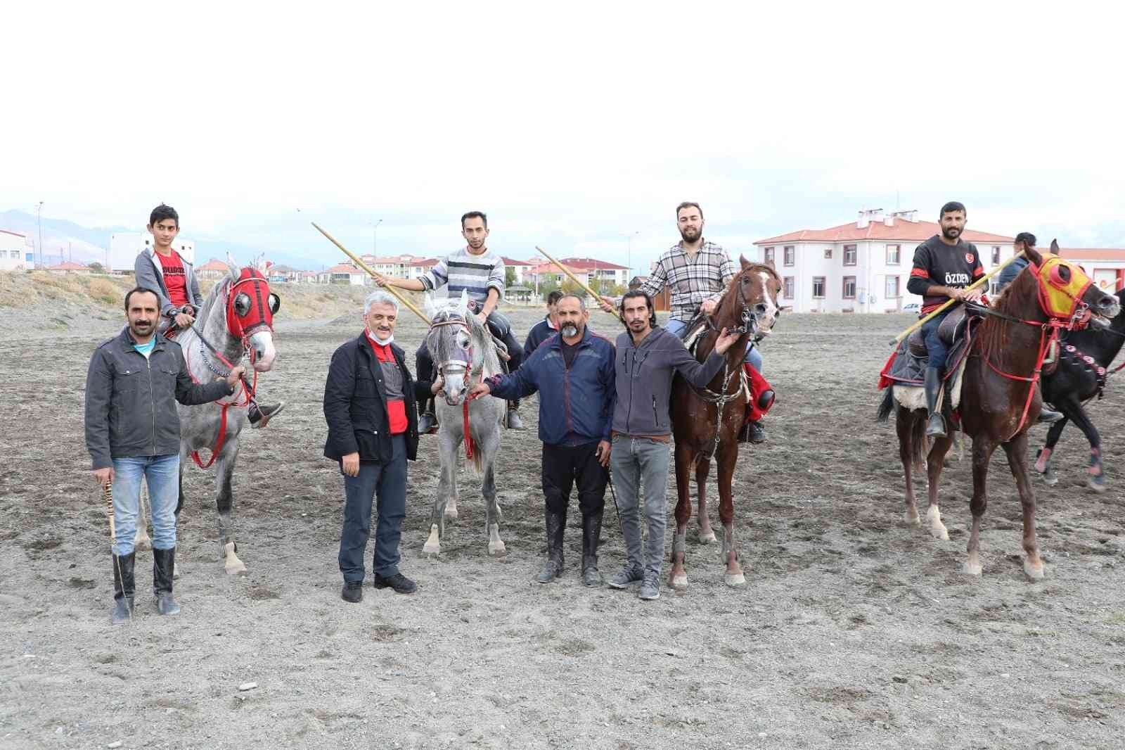 Erzincan’da ata sporu cirit yaşatılıyor