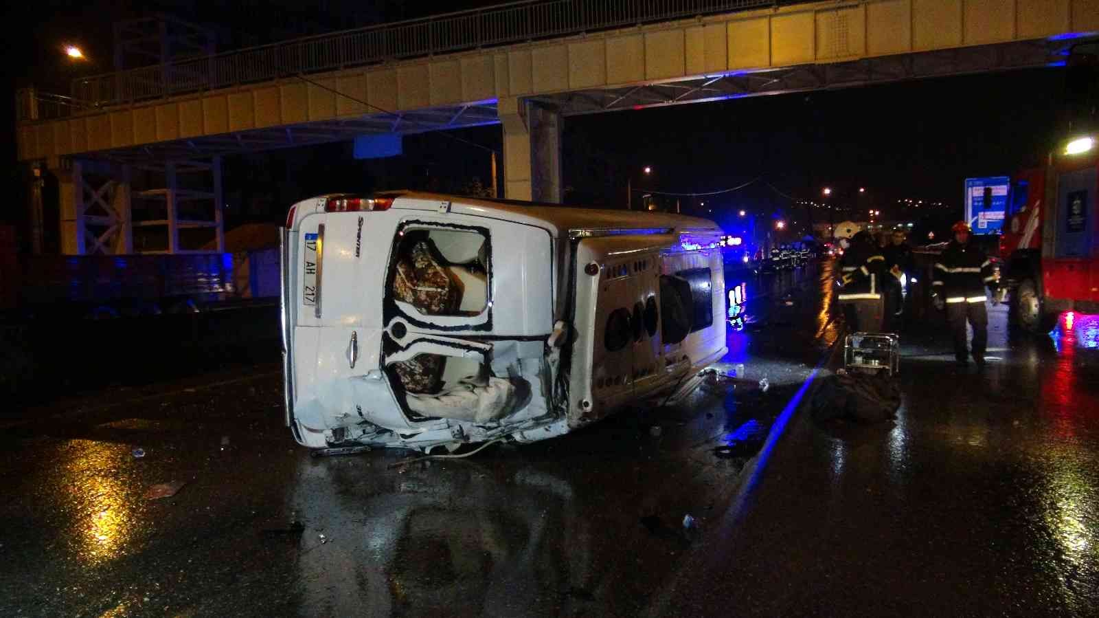 Kaza yapan servis minibüsüne akaryakıt tankeri çarptı: 1 ölü, 1 yaralı #kocaeli