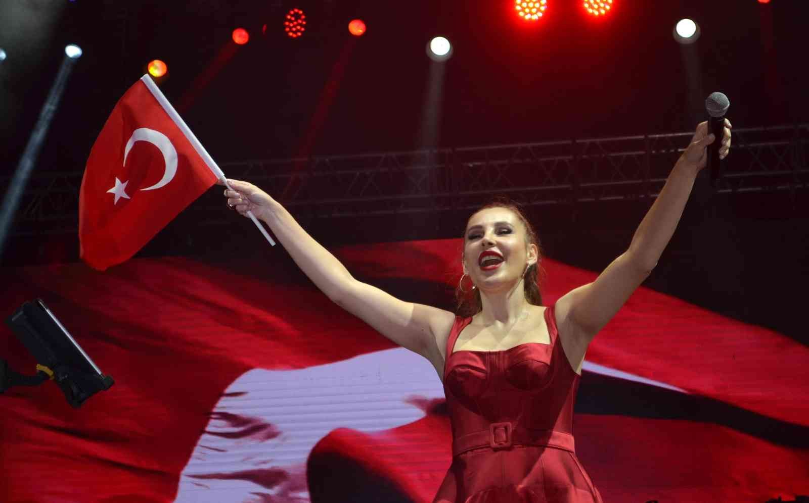 Osmaniye’de Funda Arar ile Turgay Başyayla 29 Ekim Cumhuriyet Bayramı kutlamaları kapsamında konser verdi #osmaniye