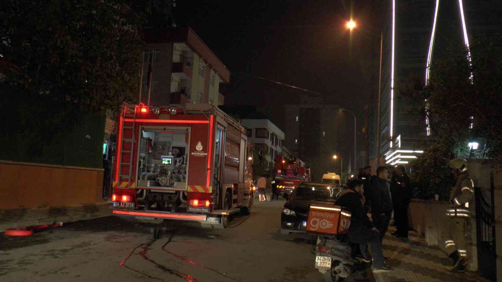 Ataşehir’de 5 katlı özel yurtta yangın çıktı, öğrenciler sokağa döküldü #istanbul