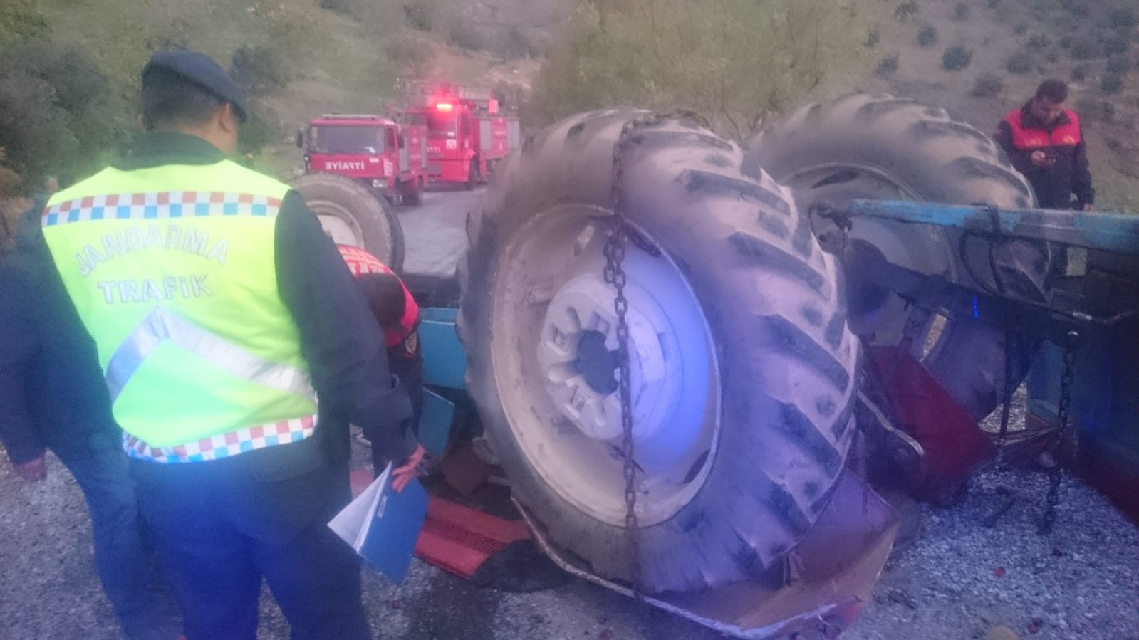 Aydın’da traktör devrildi: 1’i ağır 3 yaralı #aydin