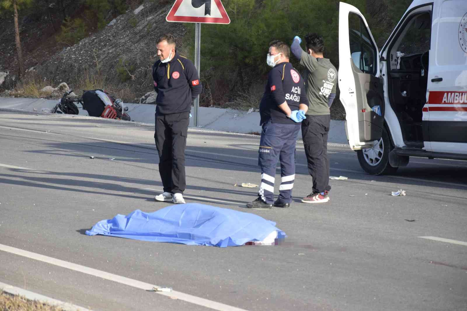 Burdur’da hurda arabası takılı motosiklet otomobille çarpıştı: 1 ölü #burdur