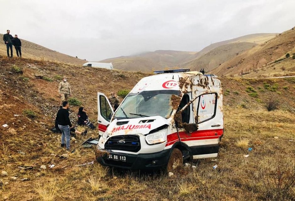 Erzincan’da ambulansın devrilmesi sonucu 3 sağlık görevlisi yaralandı #erzincan