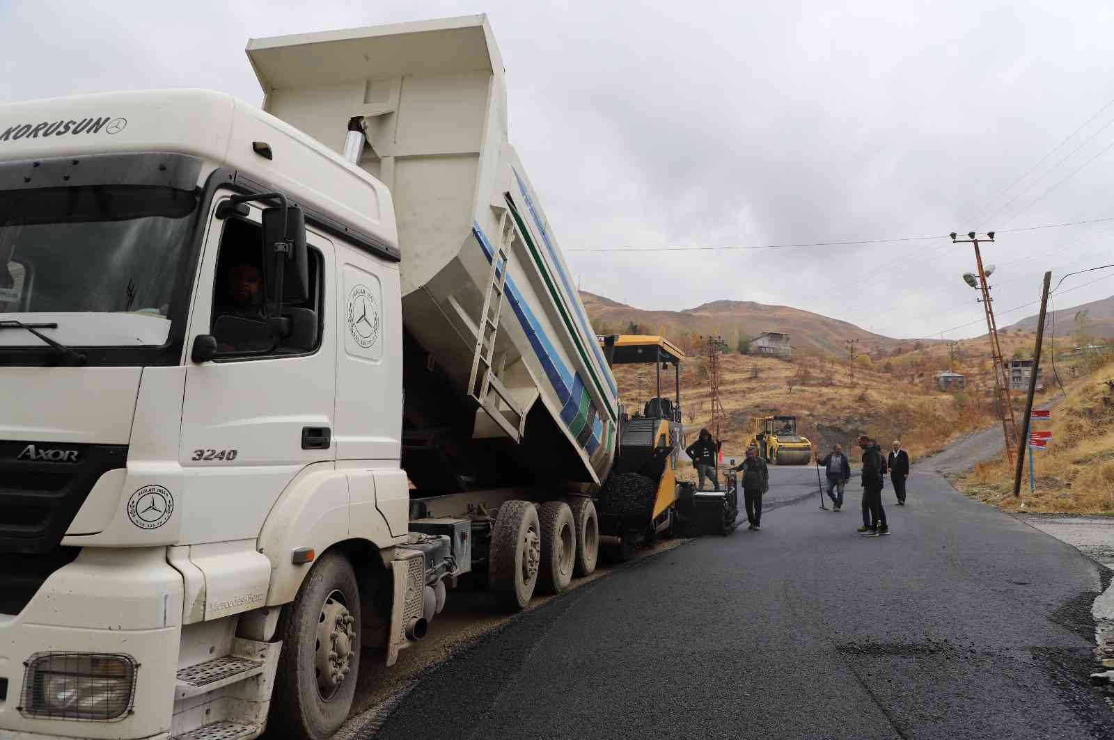 Hakkari’de yol asfaltlama çalışması #hakkari