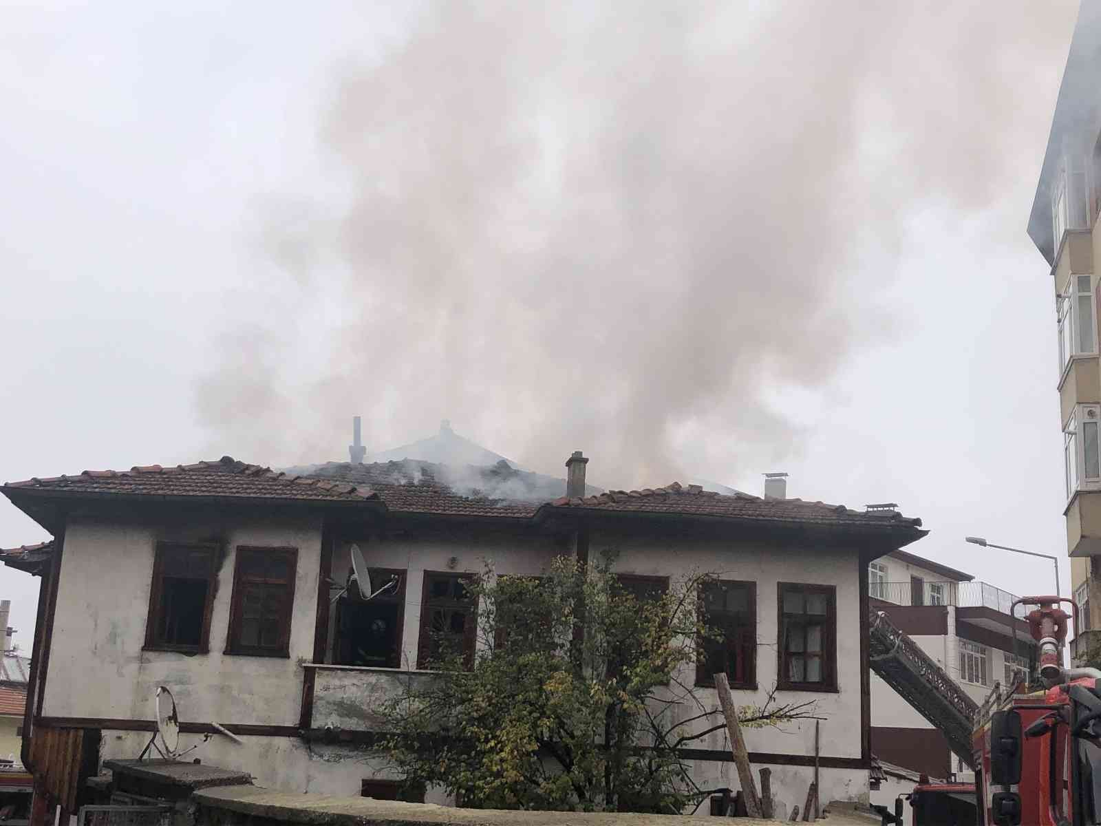 Yabancı uyruklu ailenin yaşadığı ki katlı ahşap ev yandı: 3 yaralı #kastamonu
