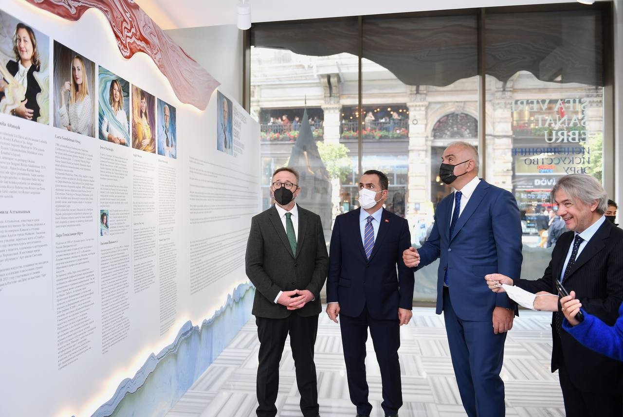 Bakan Ersoy Beyoğlu Belediyesi İstiklal Sanat Galerisi’ni ziyaret etti #istanbul
