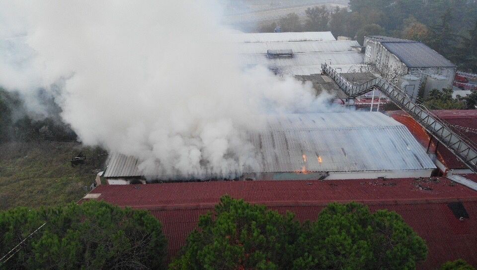 Maltepe’de 500 metrekarelik kağıt deposu alev alev yandı #istanbul