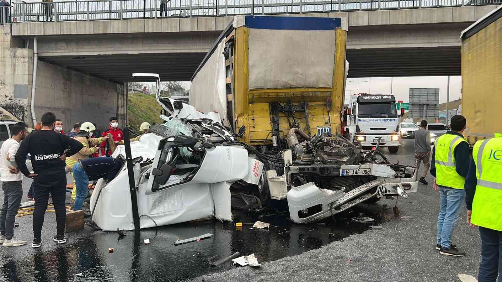 Sancaktepe Kuzey Marmara Otoyolu’nda tırın karıştığı trafik kazası meydana geldi. Tır içerisinde sıkışan yaralı sürücüyü kurtarma çalışmaları sürüyor. #istanbul