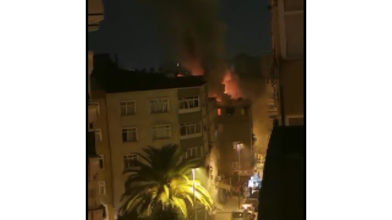Çatı katındaki yangında mahsur kalan yabancı uyruklu 3 kişi canlarını hiçe sayarak aşağıya atladı #istanbul