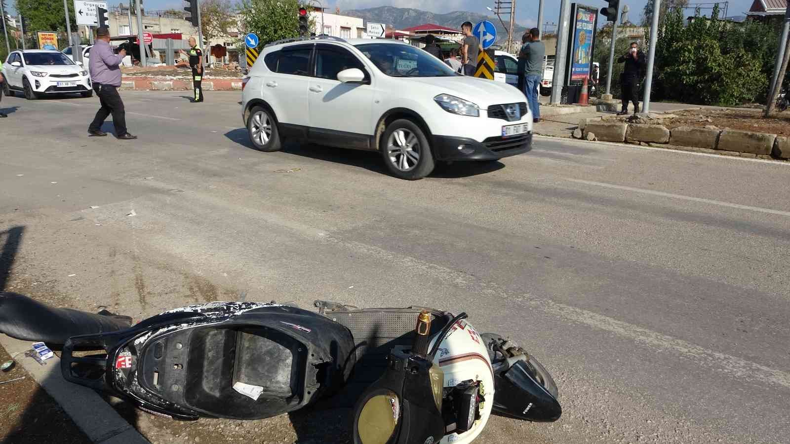 Kozan’da elektrikli bisiklet ile otomobil çarpıştı: 2 yaralı #adana