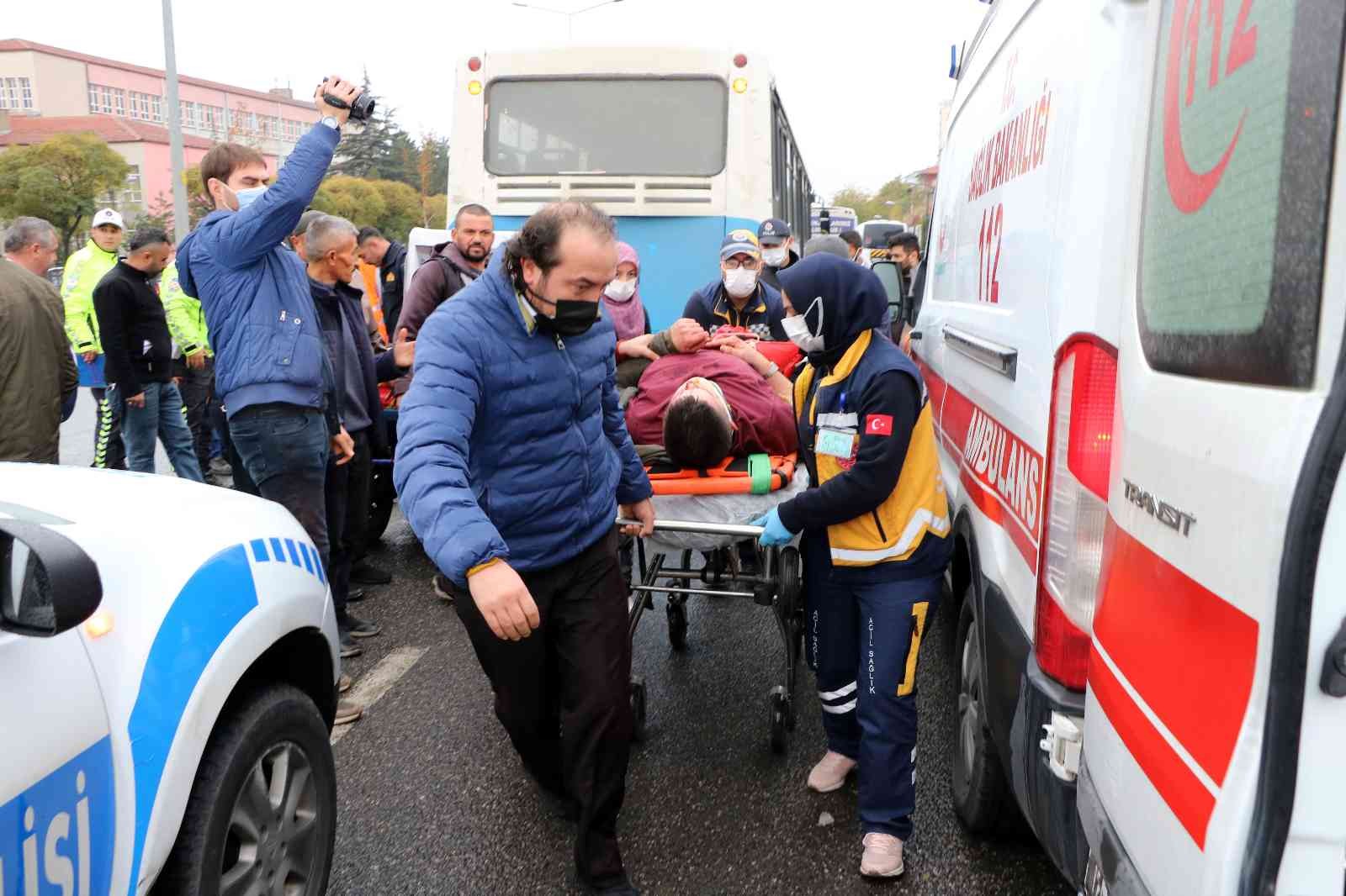 Durakta bekleyen otobüse çarpan engelli sürücü yaralandı #yozgat