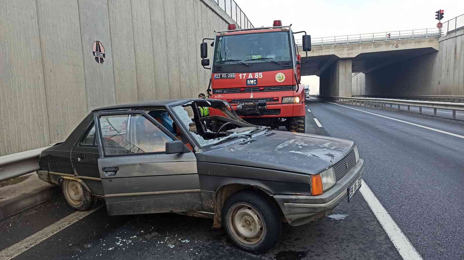 Yangın söndürme aracının çarptığı otomobil metrelerce sürüklendi #edirne