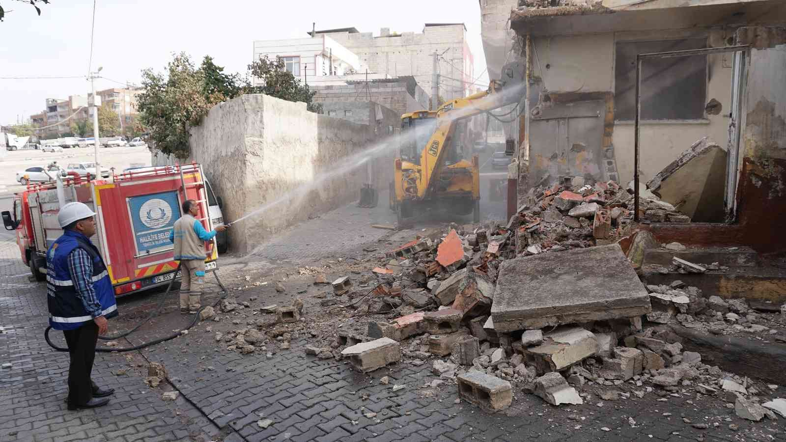 Haliliye’de metruk ve riskli yapıların yıkımına başlandı #sanliurfa