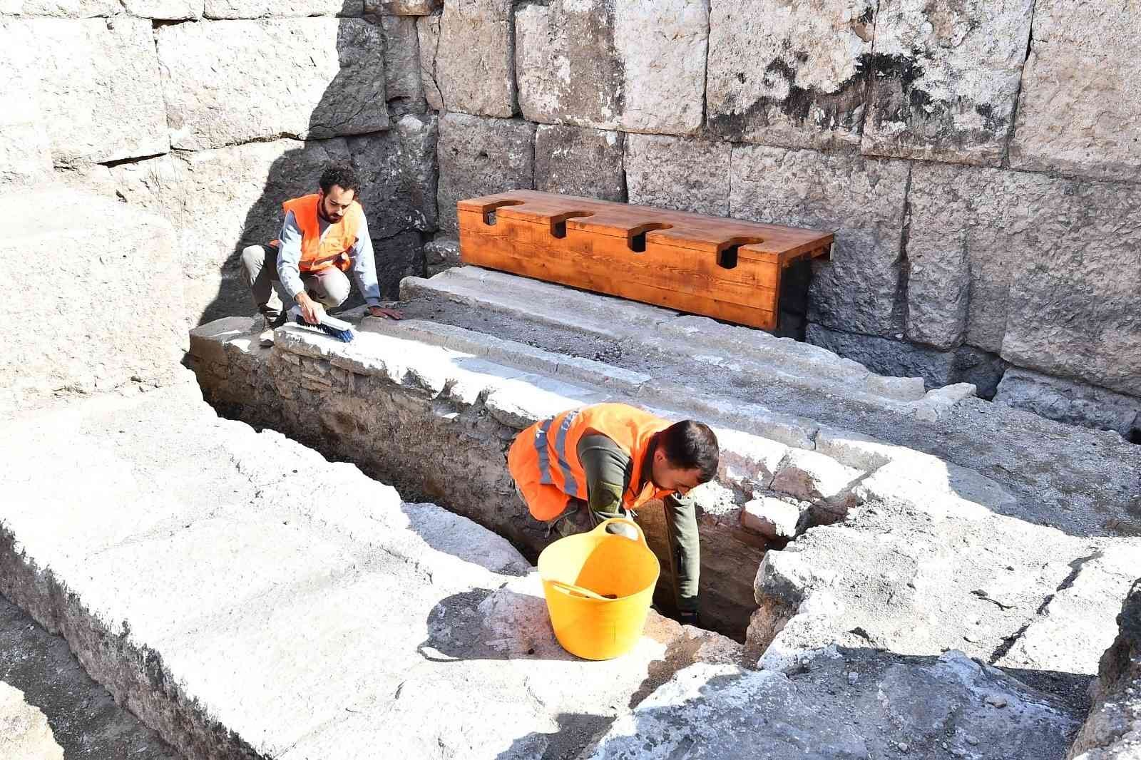 İzmir’de heyecanlandıran buluntu: Antik tiyatro kulisinde ilk antik tuvalet #izmir