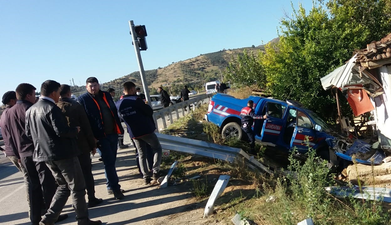 Jandarma aracıyla çarpışan otomobil sürücüsü yaşam mücadelesini kaybetti