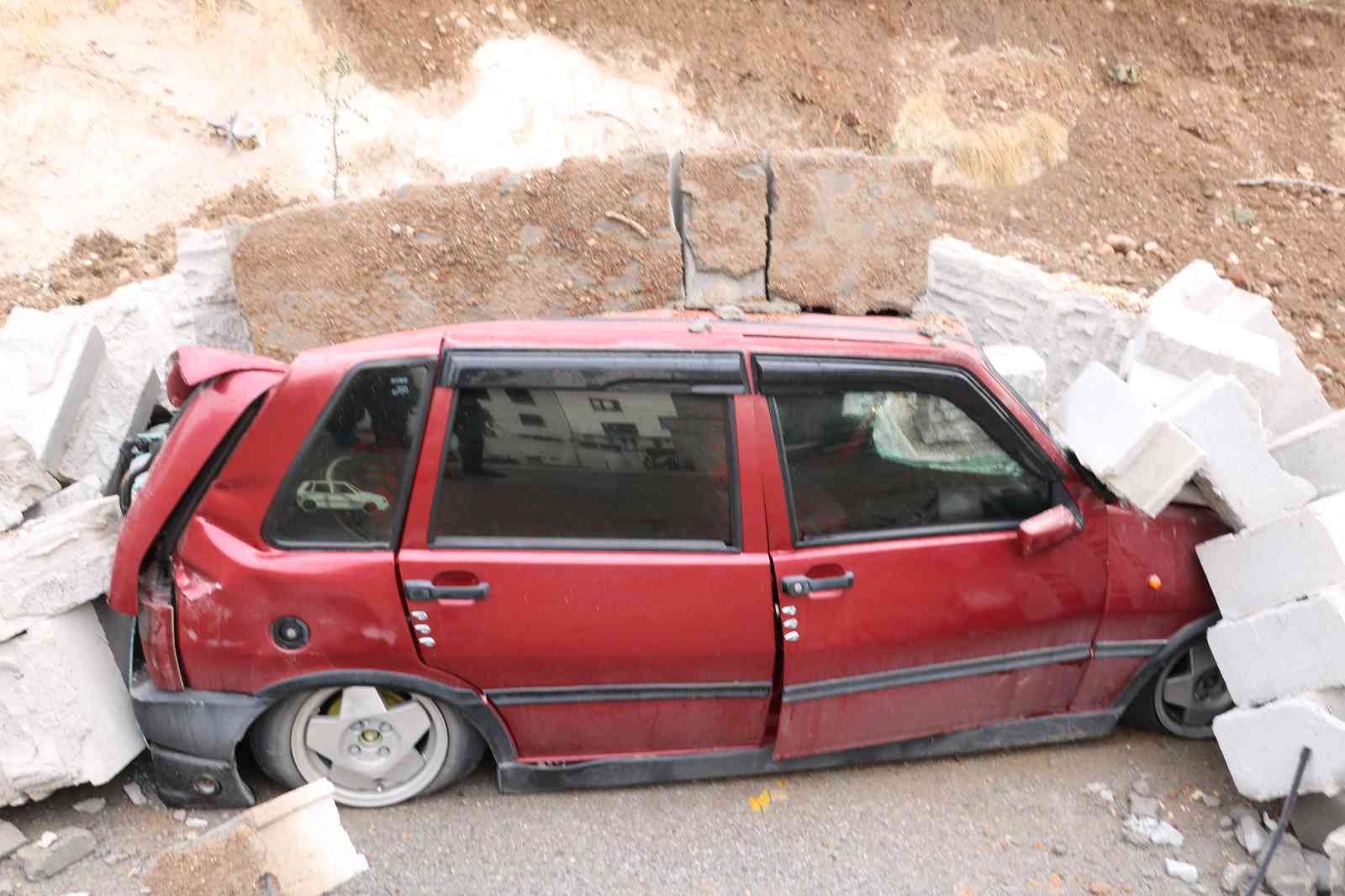 İstinat duvarı çöktü iki araç hurdaya döndü #kahramanmaras