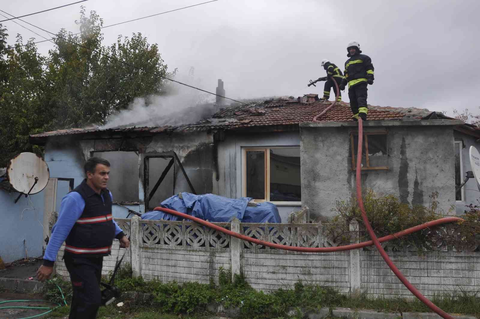 Ev yangını ekipleri seferber etti #tekirdag