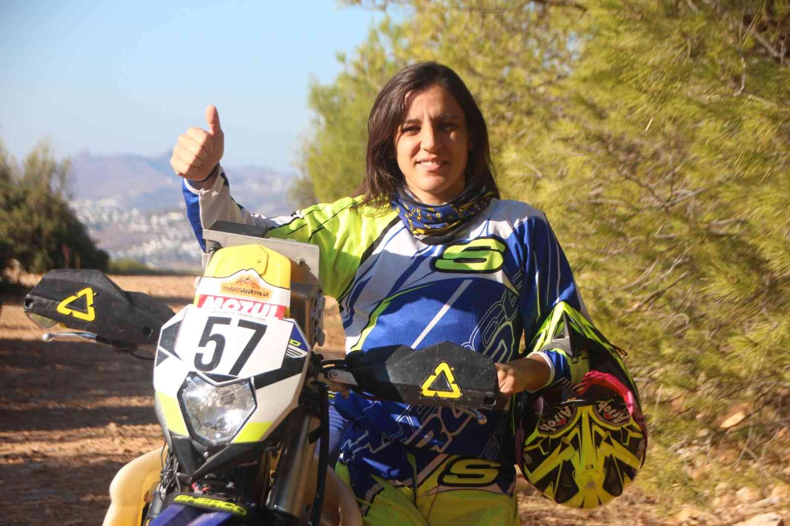 Kadın motorcu motosiklet tutkusunu toprak pistlere taşıdı #mugla