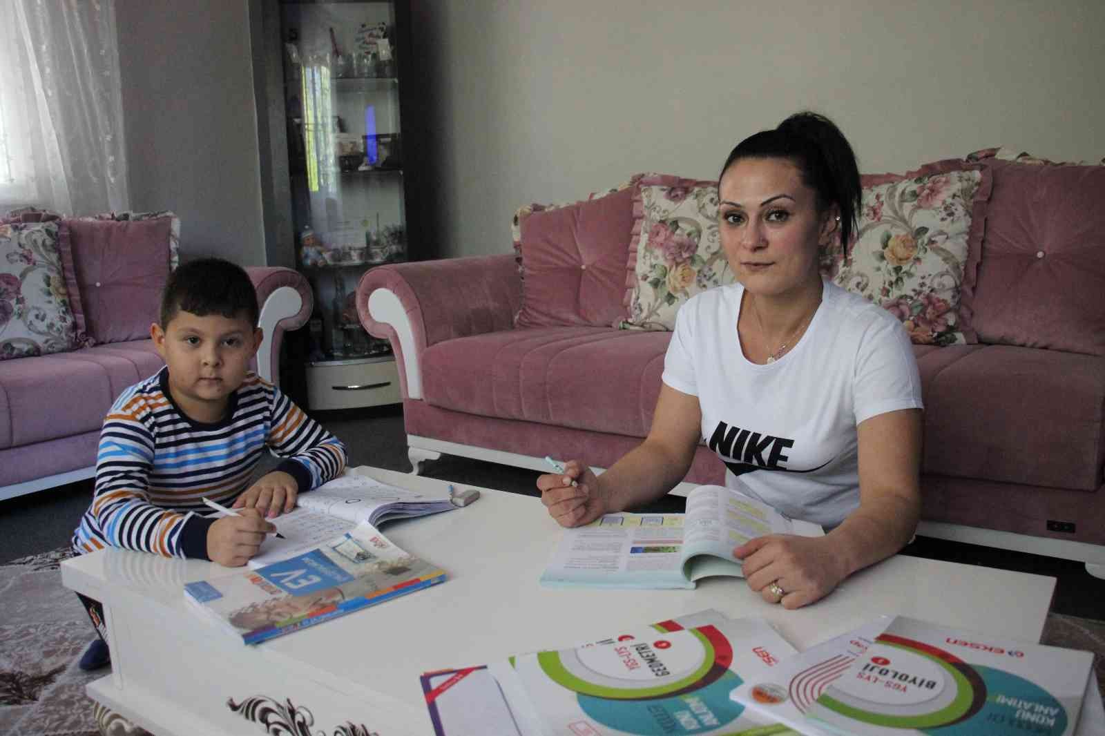 İlkokula giden oğluyla aynı masada üniversiteye hazırlanıyor #aydin