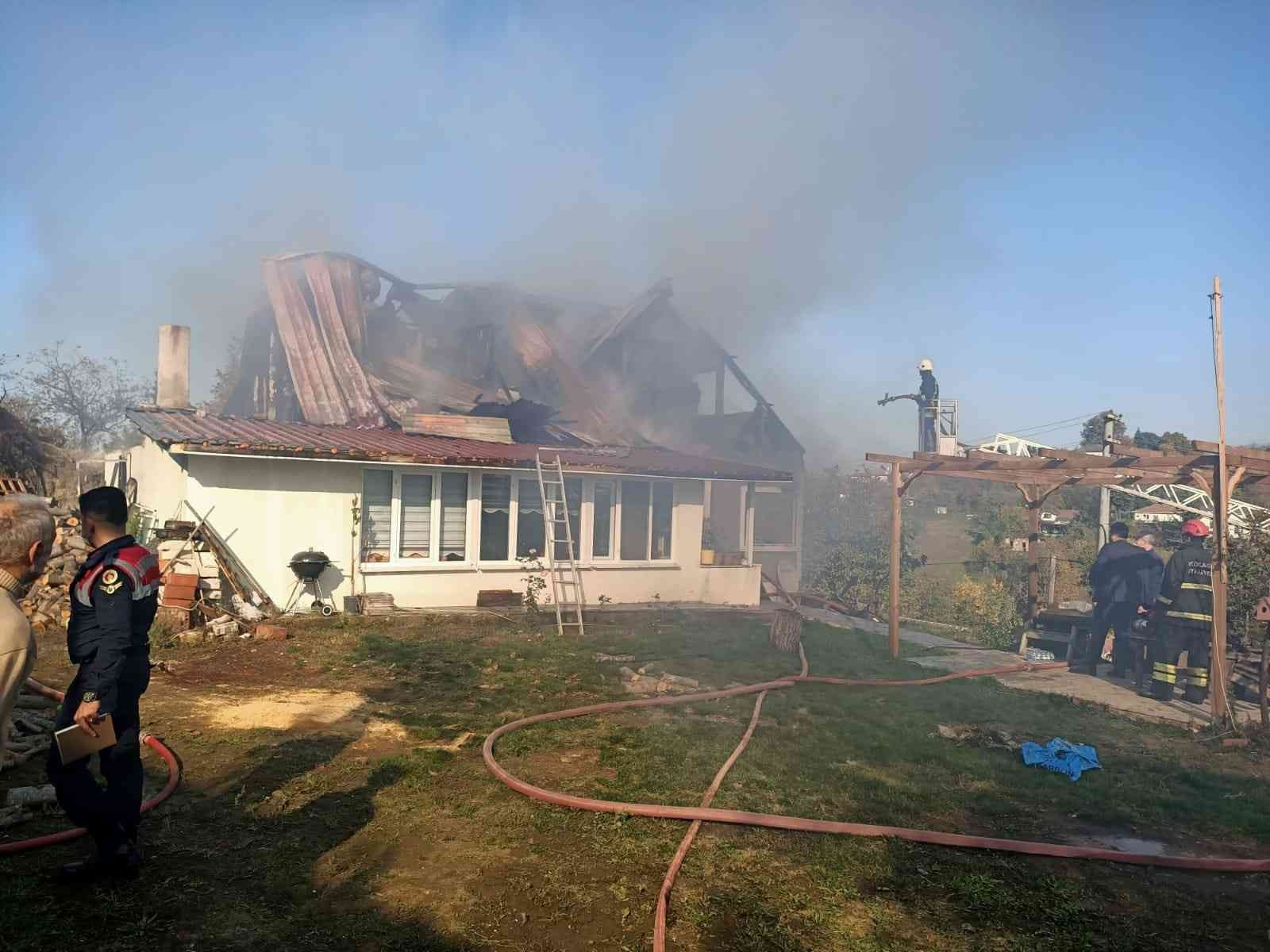 Evin çatısında çıkan yangın söndürüldü #kocaeli