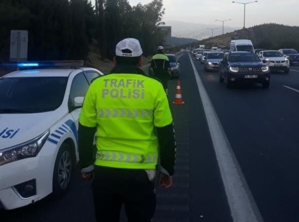 İzmir’de trafik kurallarına uymayan 18 bin 261 sürücüye ceza #izmir