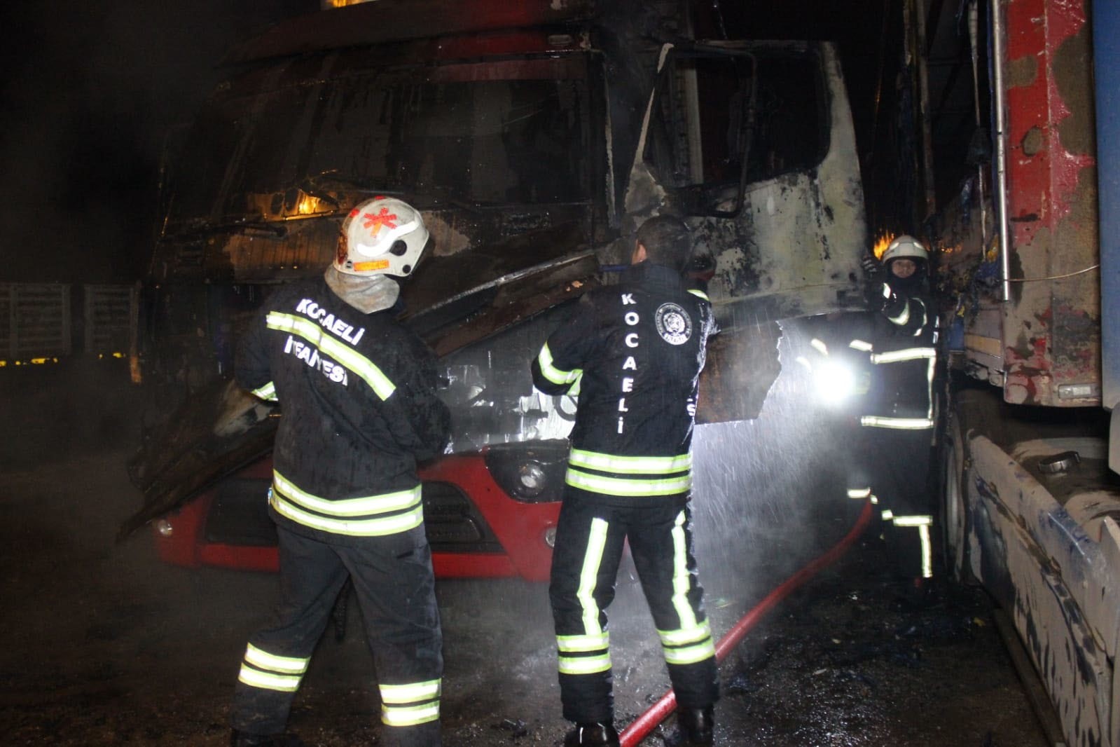 Tırın kupası alev alev yandı, vatandaşlar patlamasından korktu #kocaeli