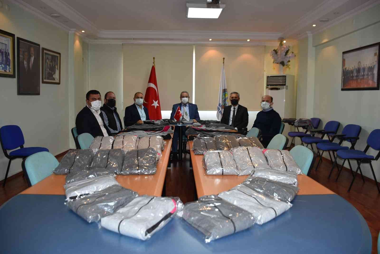 Salihli’de 650 öğrenciye eşofman yardımı #manisa