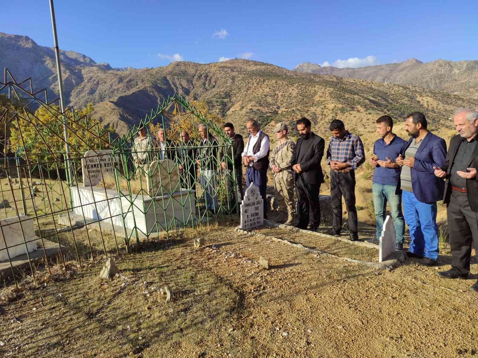 4 teröristi öldürdüğü çatışmada şehit olan güvenlik korucusu, mezarı başında anıldı
