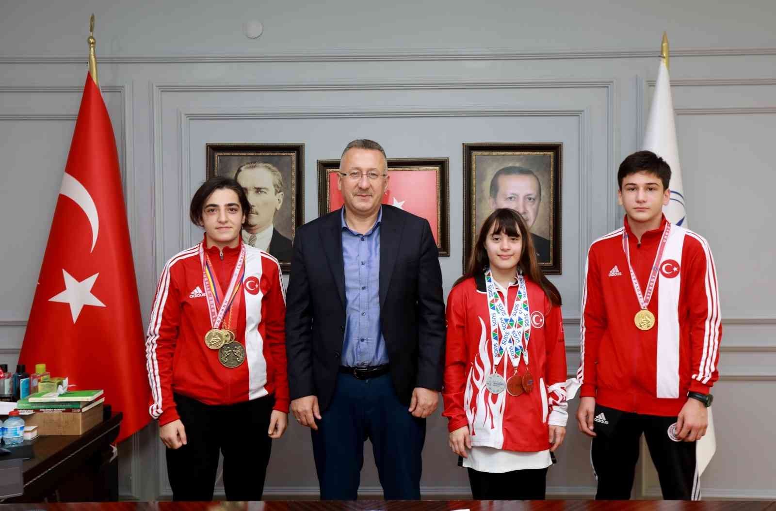 Başarılı sporcular madalyaları ile Başkan Işıksu’yu ziyaret ettiler #sakarya