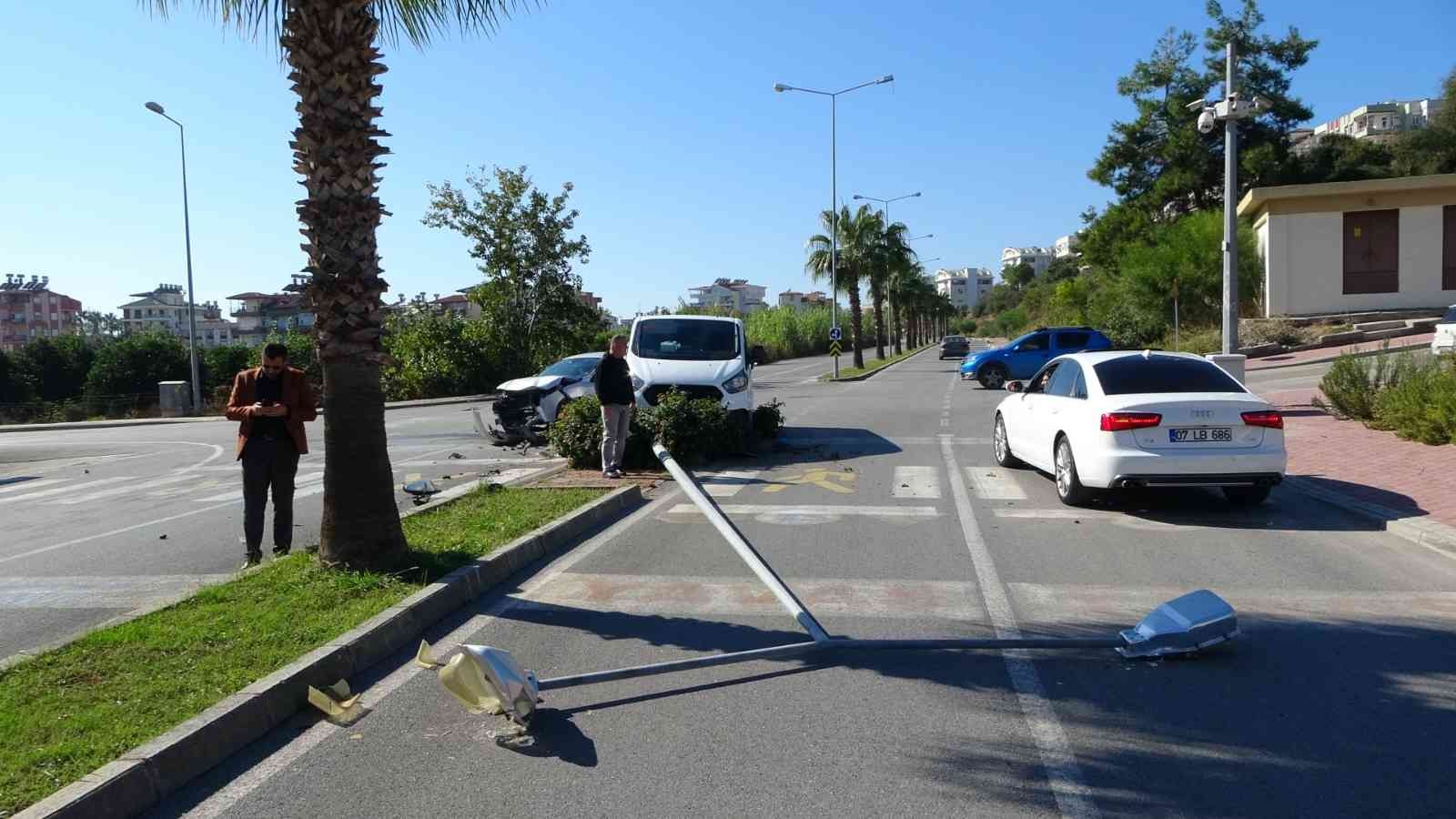 Kaza yapan kamyonet, aydınlatma direğini devirdi #antalya