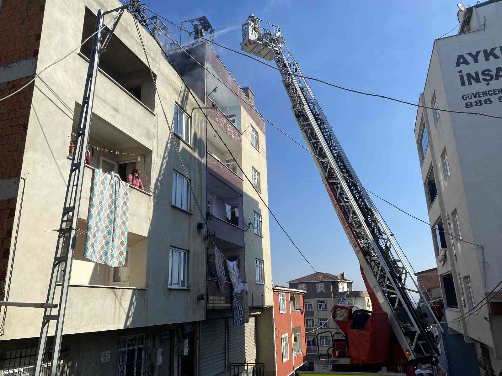 Avcılar’da korkutan çatı yangını #istanbul