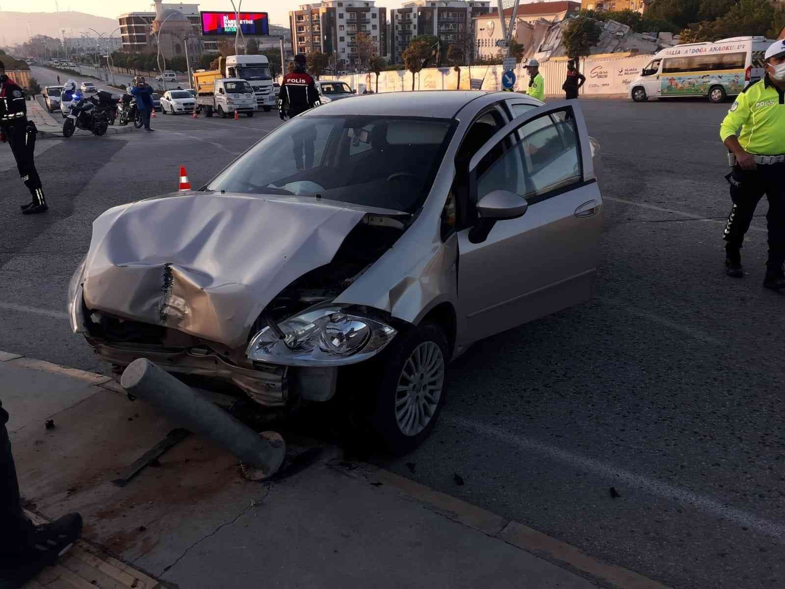 İzmir’de ticari taksi ile otomobil çarpıştı: 4 yaralı #izmir