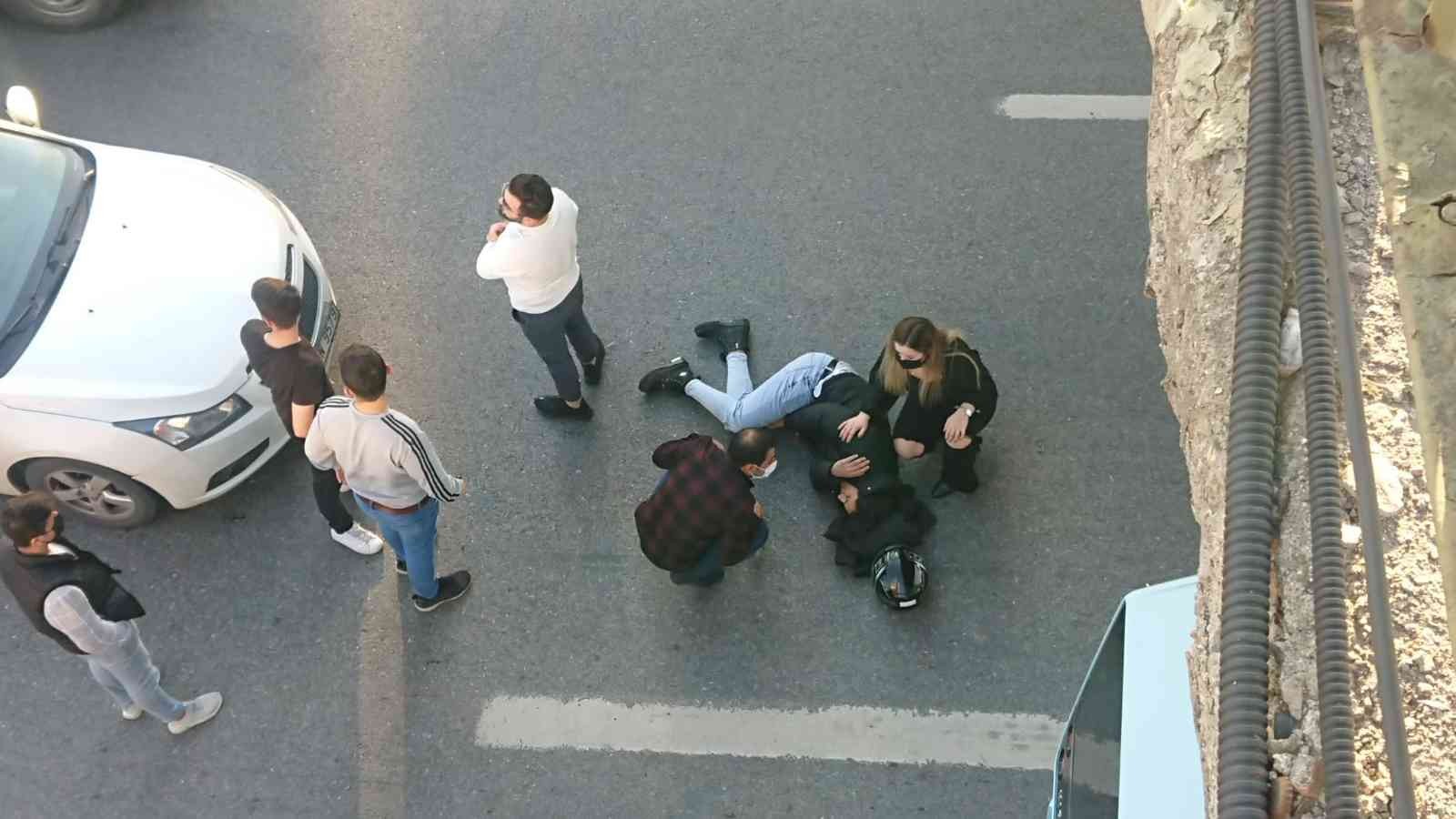 Tuzla’da motosiklet sürücüsü kadın, minibüse çarpıp yaralandı #istanbul