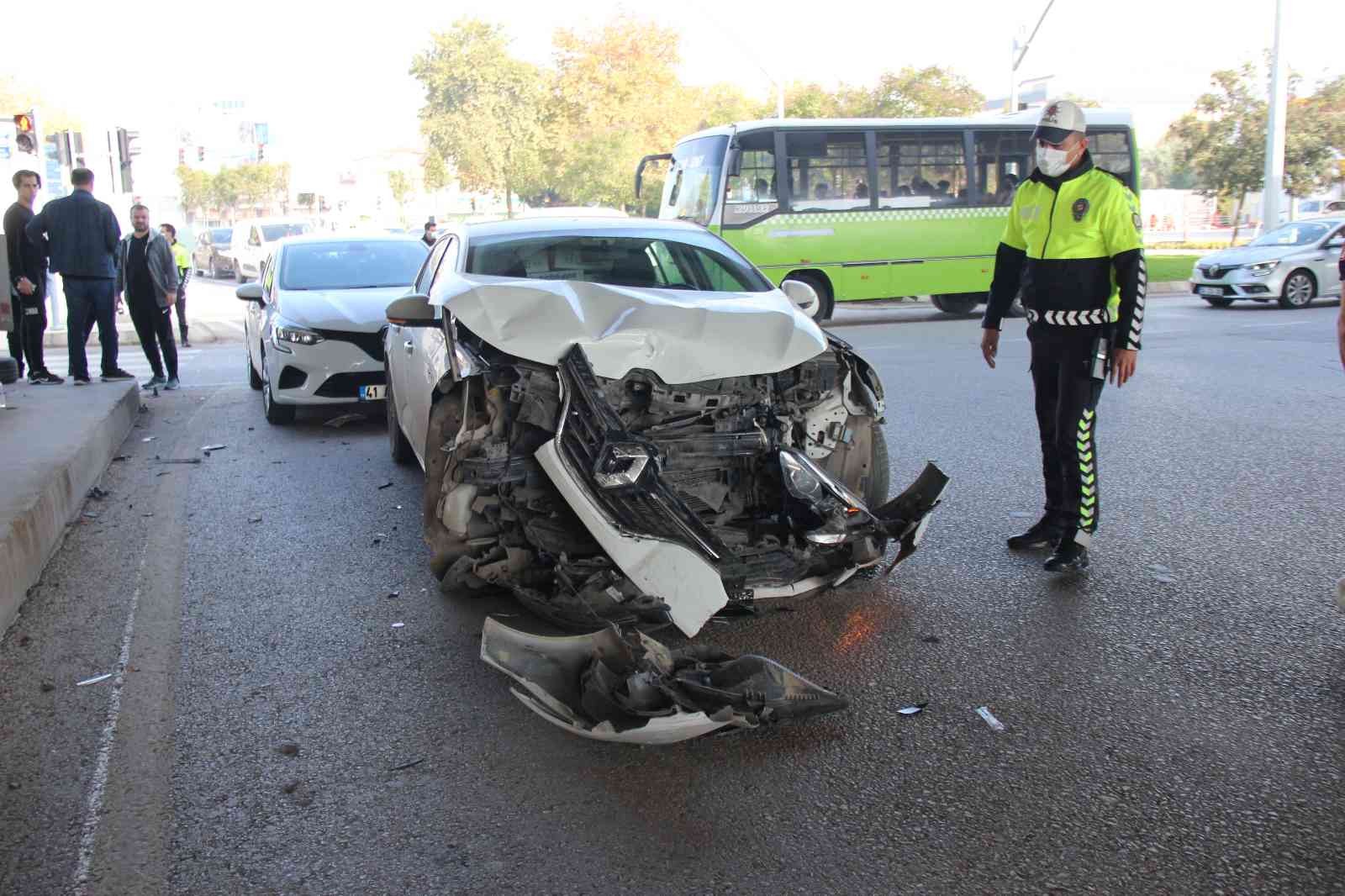 Kazada otomobilin tekerleği fırladı: 1 yaralı #kocaeli