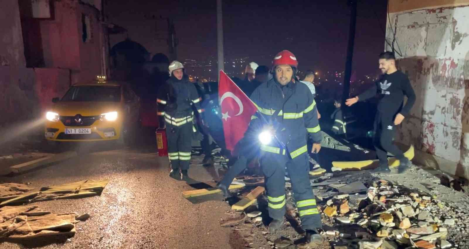 İtfaiye ekipleri, metruk binadaki Türk bayrağını yerde bırakmadı #kocaeli