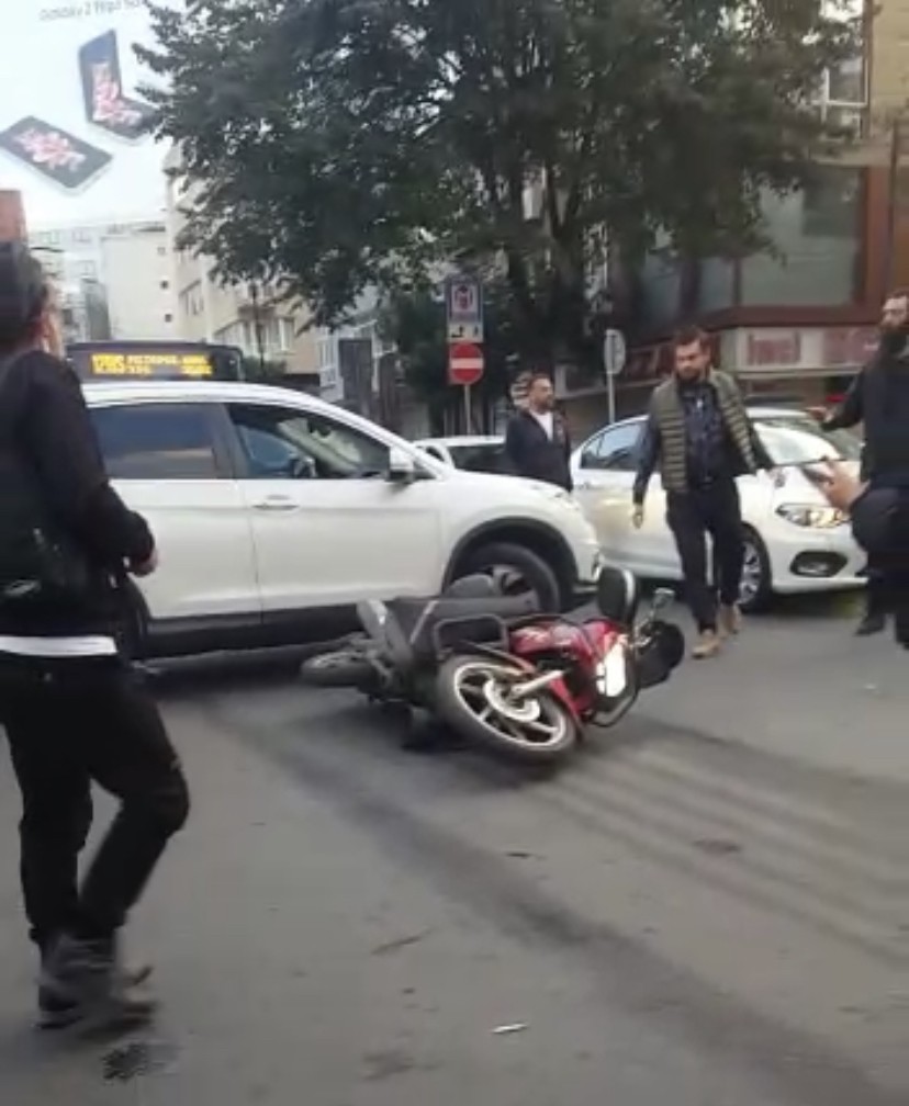 İstanbul’da kaza sonrası trafikte kavga, motosikletin aynasını tekmeyle parçaladı #istanbul