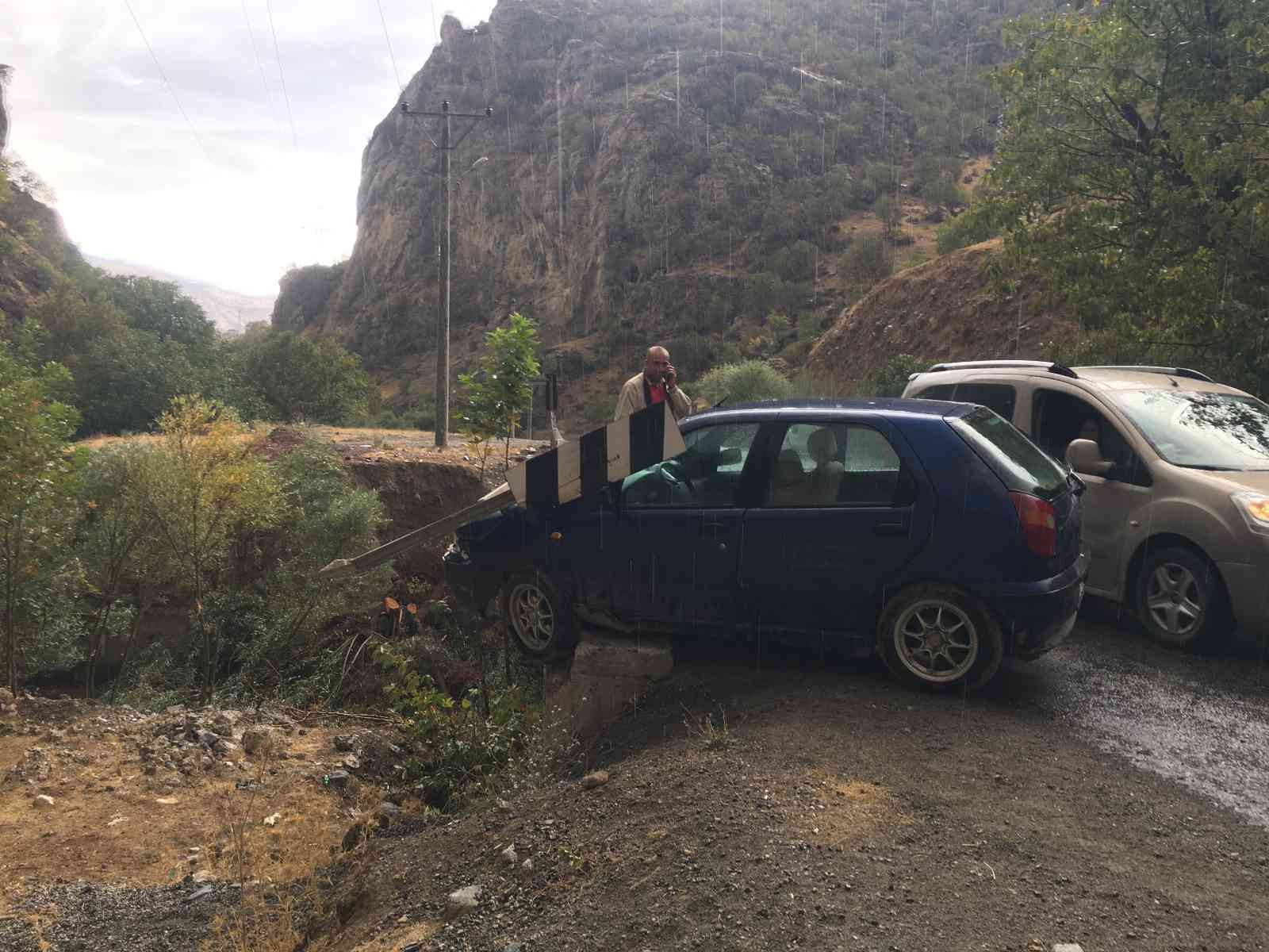 Kayganlaşan yolda kaza yapan otomobil köprüde asılı kaldı #sirnak