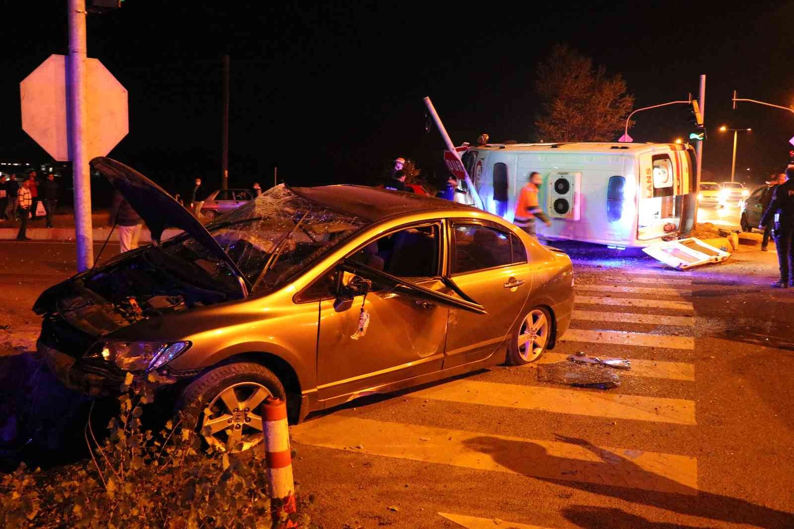 Kazada ağır yaralanan sürücüyü hastaneye taşıyan ambulans devrildi: 1 ölü, 3 yaralı #bolu