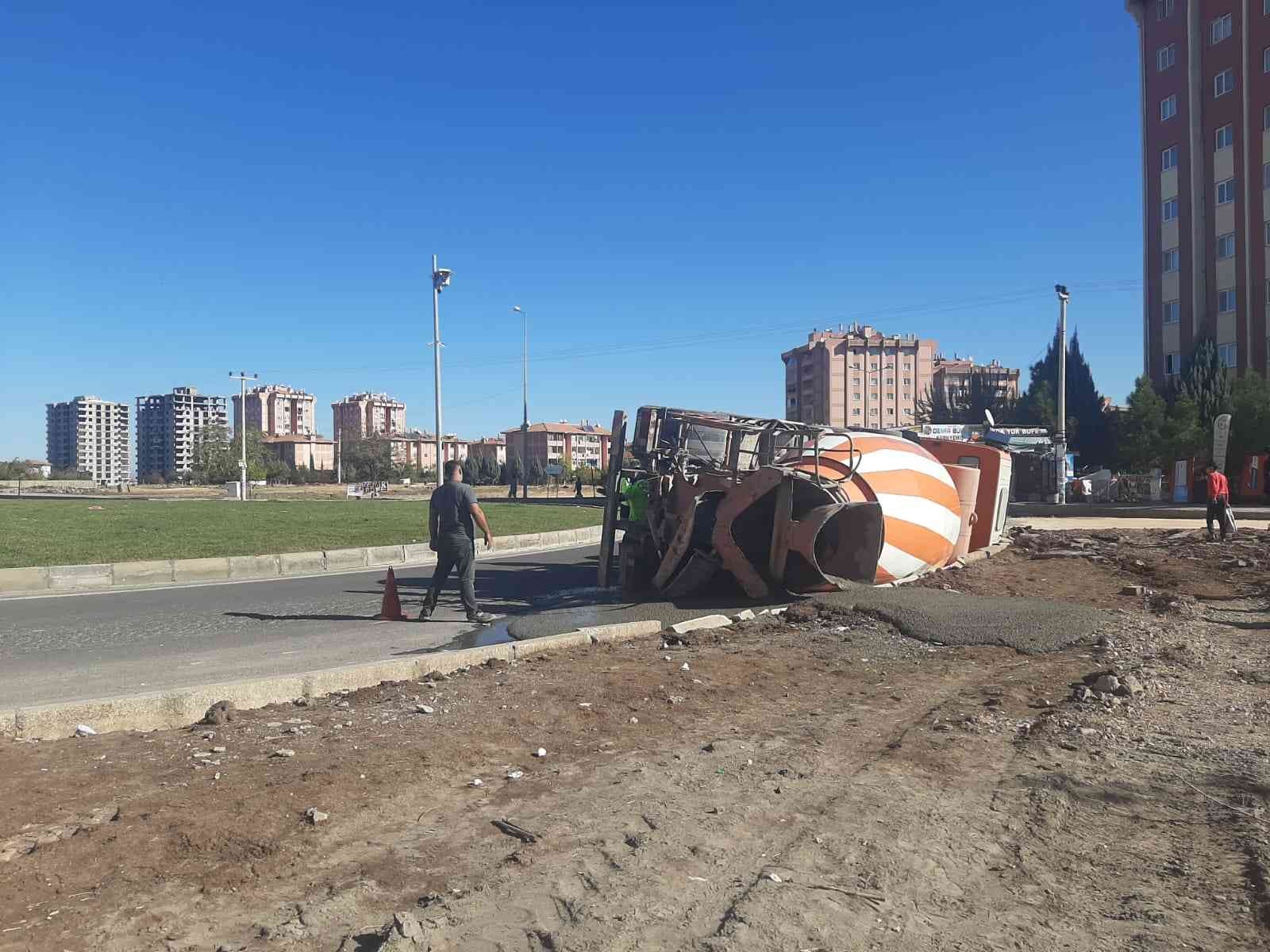 Diyarbakır’da beton mikseri kavşağı dönemeyerek kaldırıma devrildi, sürücü yaralandı #diyarbakir