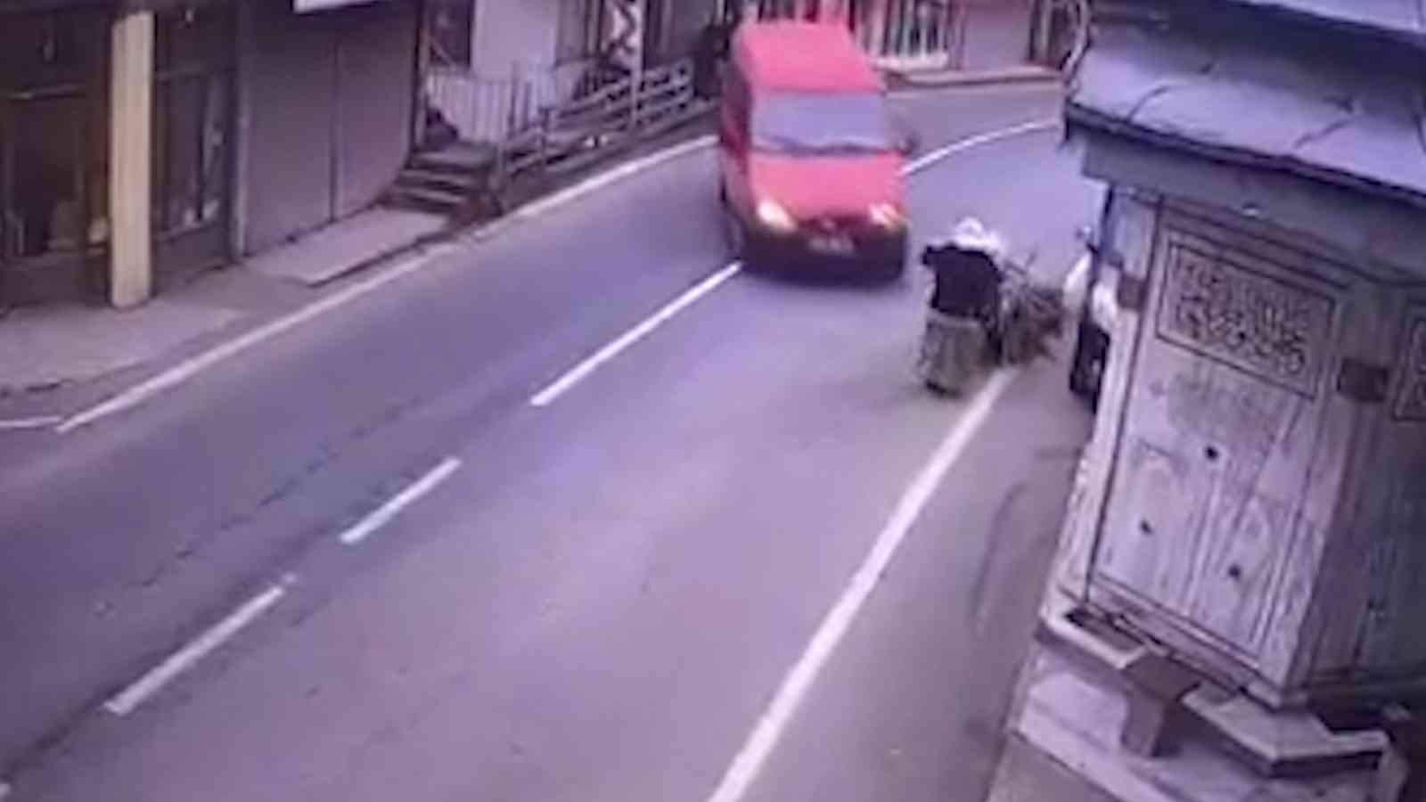 Rize’de feci kaza: Şadırvan ile minibüs arasında sıkıştı #rize