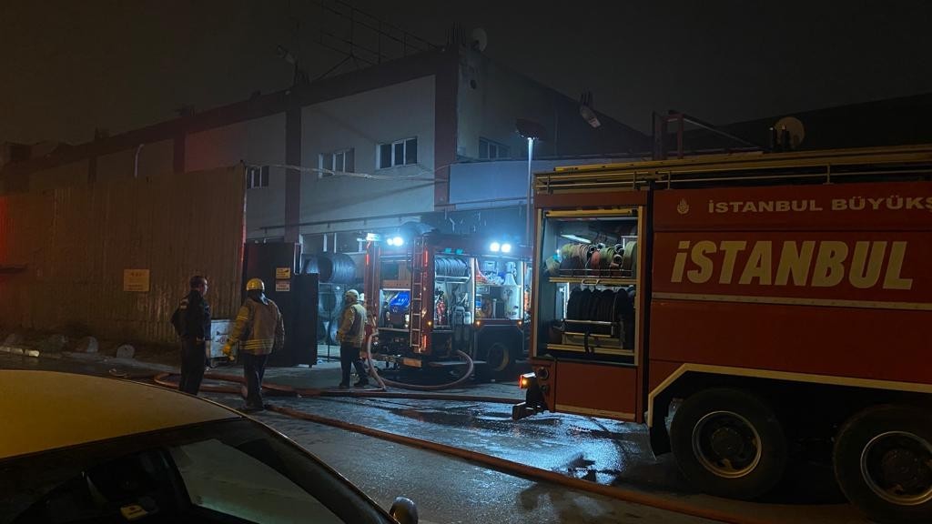 Başakşehir’de bir metal fabrikasının bahçesinde yangın çıktı #istanbul