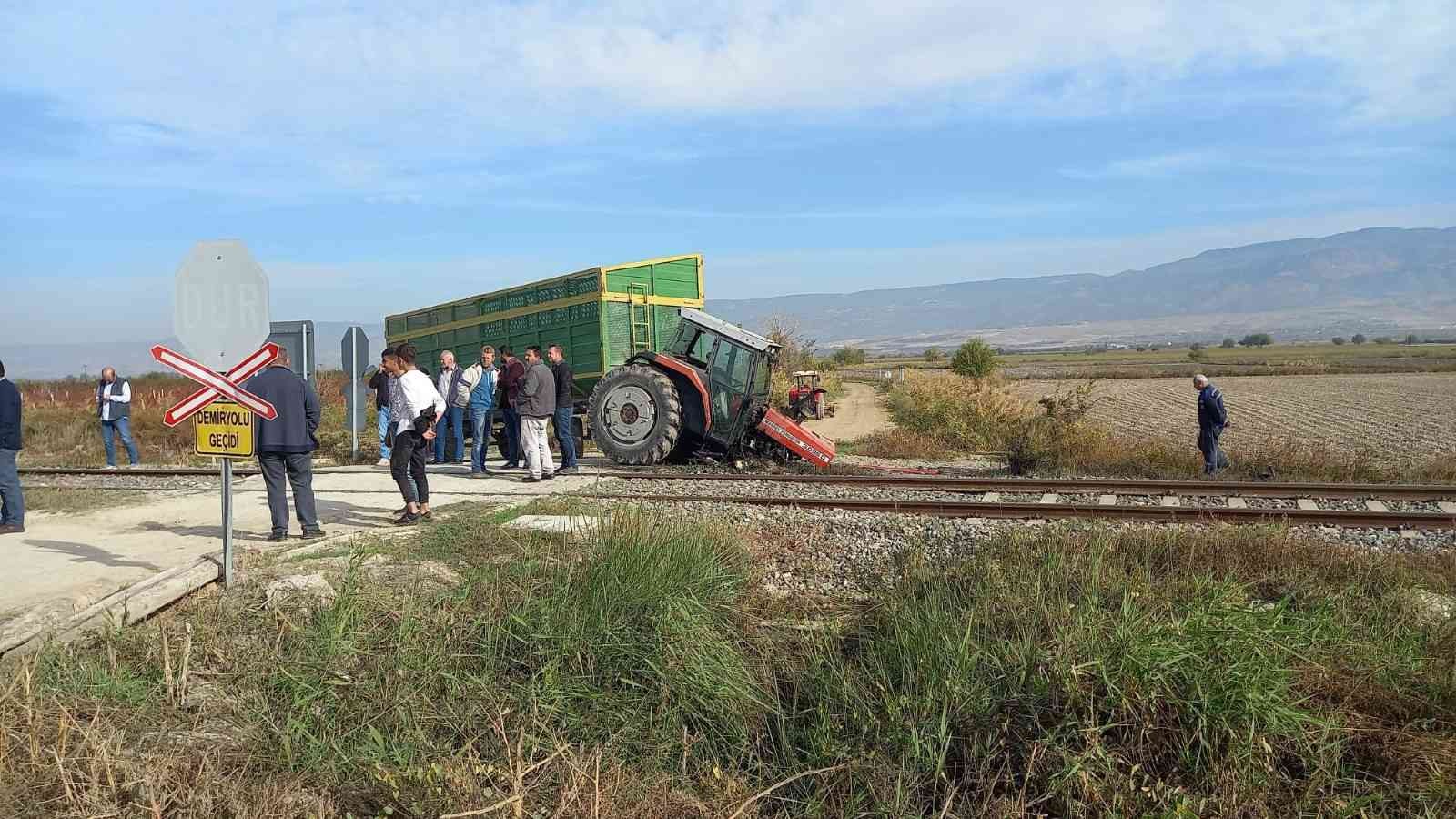 Trenin çarptığı traktörün ön iki tekerleği tarlaya uçtu; 1 yaralı #denizli
