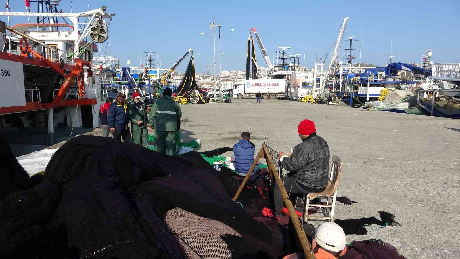 Hamsi peşindeki balıkçı tekneleri Karadeniz’e akın etti #sinop