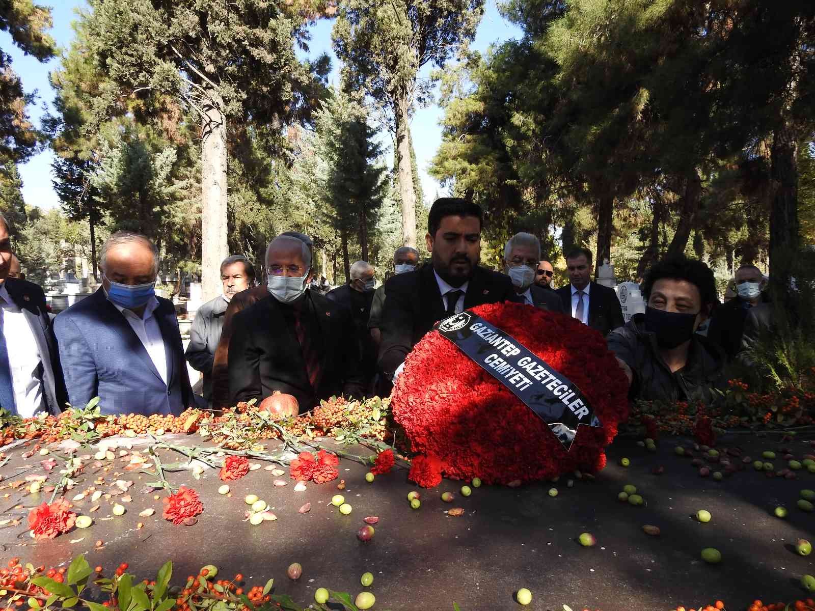 Gazeteci Aykut Tuzcu, mezarı başında anıldı #gaziantep